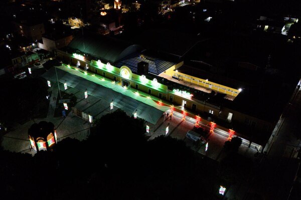 La presidenta municipal de San Andrés encabezó el encendido de luces para embellecer los espacios públicos con iluminación del mes patrio