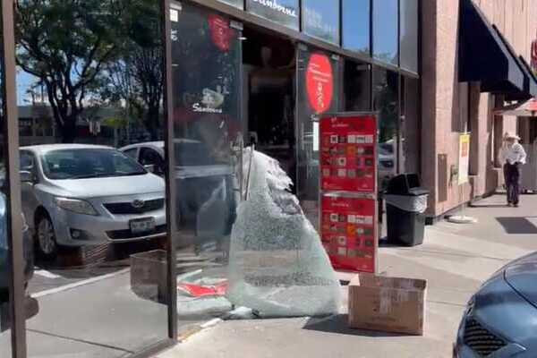 Los responsables del atraco salieron del Sanborns Huexotitla corriendo con sentido a la junta auxiliar de San Baltazar Campeche