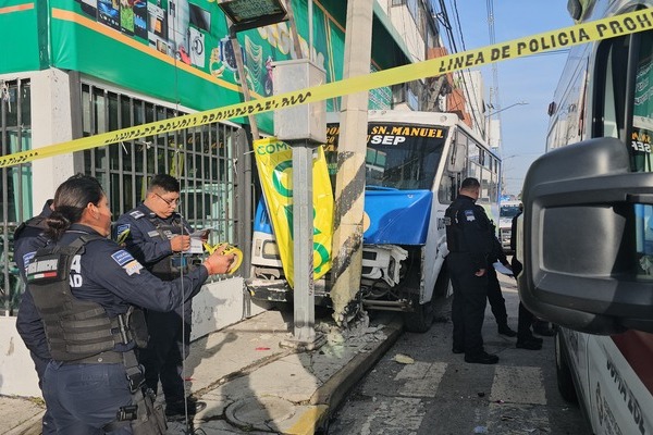 La circulación se mantiene suspendida de la 5 a la 7 Sur; los pasajeros y el chófer de la unidad de la Ruta Boulevard-CU resultaron ilesos