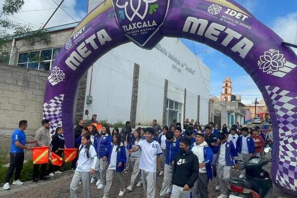 Autoridades municipales reconocieron al IDET por llevar a cabo esta caminata en Españita en beneficio de la población infantil y adolescenteAutoridades municipales reconocieron al IDET por llevar a cabo esta caminata en Españita en beneficio de la población infantil y adolescente