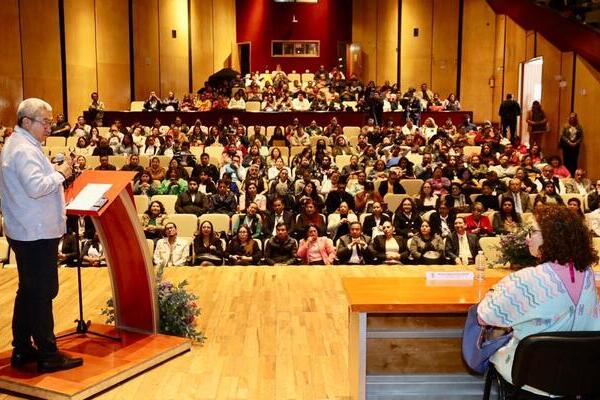En el Teatro de la Universidad Autónoma de Tlaxcala pusieron en marcha el encuentro estatal de maestras y maestros multigrados