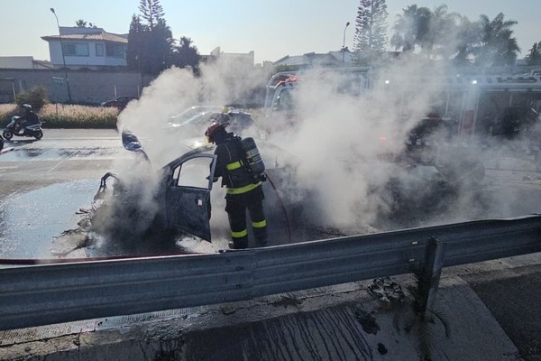 A inmediaciones del Periférico llegaron bomberos y Protección Civil Municipal de Puebla para sofocar las llamas del vehículo calcinado
