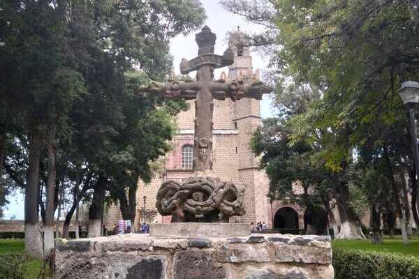 El exconvento de San Miguel Arcángel se construyó en el siglo XVI por frailes franciscanos y es parte de los conventos fortaleza de México