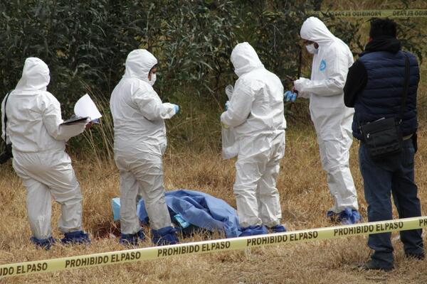 Policías Municipales de San Salvador llegaron al lugar en donde confirmaron que había dos cadáveres de personas con huellas de violencia