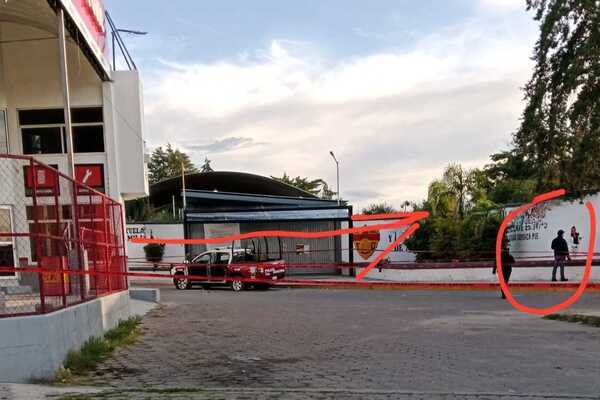 El elemento de la Policía de Tepeaca muerto fue identificado como Nicolás Olivares, el hombre presentó heridas en la espalda y su brazo