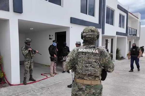 Como resultado del cateo en Santa Cruz Tlaxcala, se logró el aseguramiento de las armas de fuego, los cartuchos útiles y el chaleco táctico