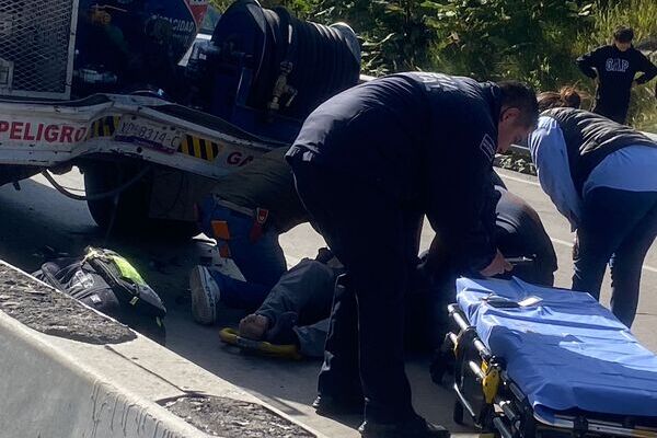 Según los reportes, fue el motociclista quien no se percató y se estrelló contra la parte trasera de la pipa, quedando bajo la unidad