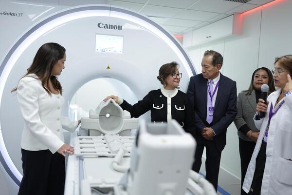La gobernadora de Tlaxcala, Lorena Cuéllar Cisneros encabezó la inauguración del nuevo equipo de resonancia magnética Canon Galant 3T