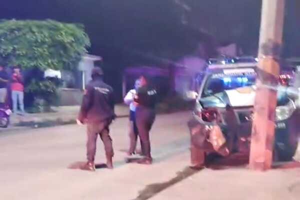 Durante la madrugada, un policía municipal de Izúcar de Matamoros, se quedó dormido al volante e impactó la patrulla contra un poste