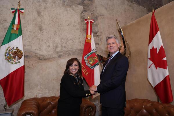 La gobernadora de Tlaxcala dio la bienvenida al embajador de Canadá en México, Cameron MacKay, y a 21 secretarios de desarrollo económico