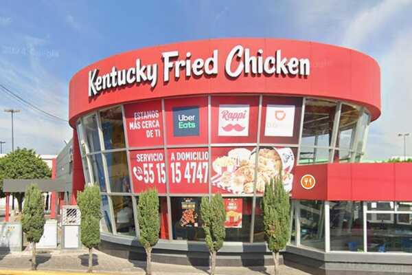 Tres hombres armados asaltaron el restaurante de comida rápida Kentucky Fried Chicken (KFC), ubicado en Mayorazgo, al sur de Puebla capital