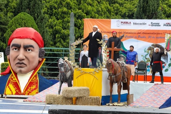 Se realizó una ceremonia por el 260 aniversario del natalicio del general José María Morelos y Pavón en el Centro Escolar con su nombre