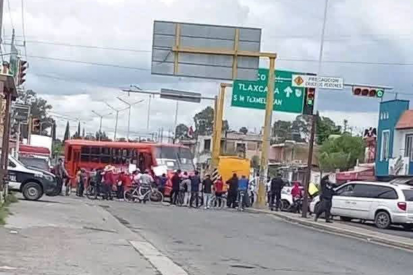 La mañana de este viernes, un grupo de habitantes de San Mateo Capultitlán, bloqueó la federal como forma de protesta