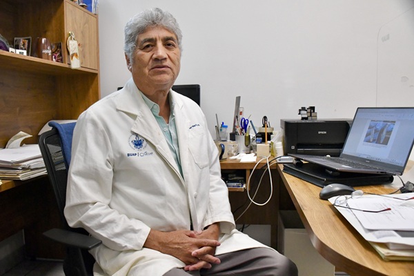 Investigador del ICUAP estudia bacteria capaz de descomponer PET