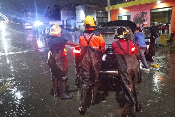 Lluvias en Puebla se inunda bulevar Carmelitas