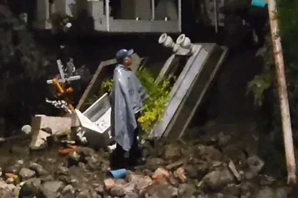 Lluvias provocan derrumbe en el Panteón Municipal de Atlixco; tumbas quedan al descubierto