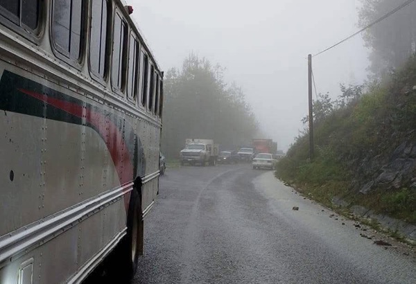 Lluvias provocan nuevo derrumbe y complican tránsito en la Sierra Negra de Puebla