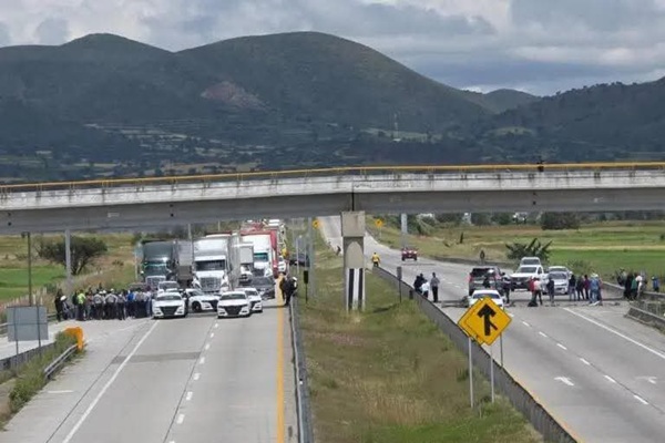 Manifestantes bloquean ambos sentidos del Arco Norte; habilitan vías alternas