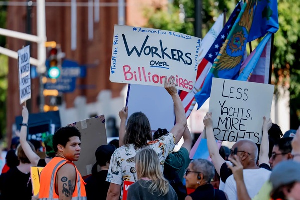 Miles protestan en EE.UU. en el Día del Trabajo contra Trump por favorecer a los millonarios