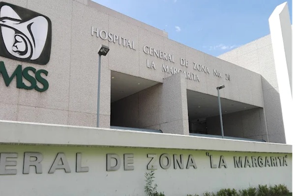 Pacientes exhiben falta de camas en el Hospital IMSS La Margarita; derechohabientes esperan atención en sillas
