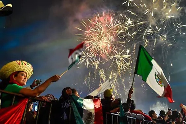 Pifias del Grito de Independencia 2025 en Puebla alcaldes usan banda presidencial y se equivocan en la arenga