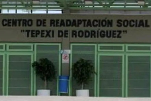 Reos protestan en penal de Tepexi; denuncian colusión de internos y custodios en golpizas y extorsiones