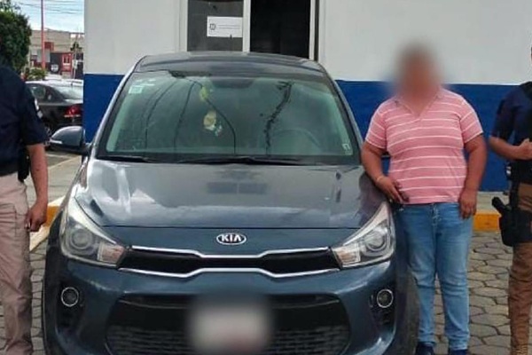 Roban auto de servicio de plataforma en Calpan; policías lo recuperan en San Juan Tlautla