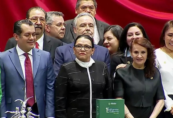 Rosa Icela entrega del documento del Primer Informe de Claudia Sheinbaum al Congreso