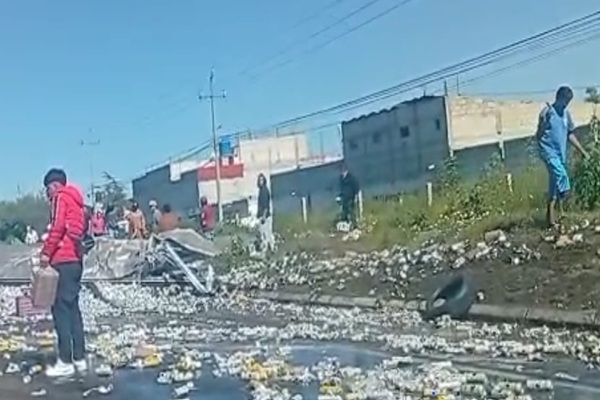 Se desata rapiña por volcadura de tráiler cargado de cerveza sobre la autopista Puebla-Veracruz