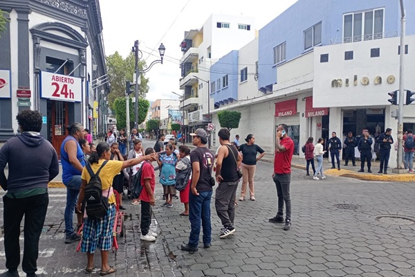 Vendedoras de Coapan bloquean centro de Tehuacán