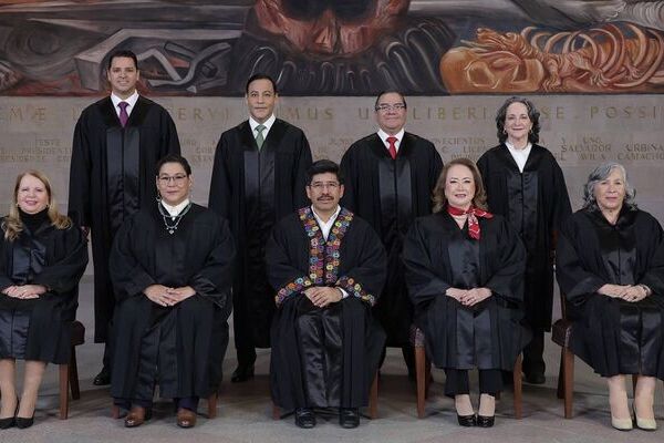 México inaugura una "nueva era" este lunes con la instauración de los primeros jueces, ministros y magistrados elegidos por voto popular