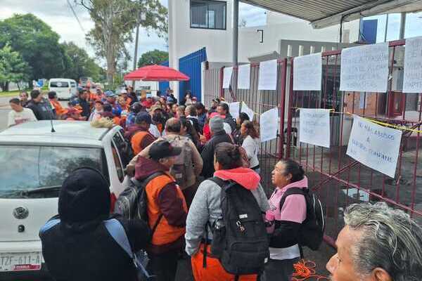 Trabajadoras y trabajadores de barrido manual, conocidas como "Naranjitas", bloquearon el bulevar Valsequillo para exigir un bono de 800 pesos