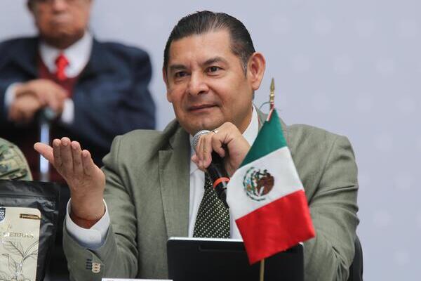 El gobernador de Puebla, Alejandro Armenta, condenó la violencia durante la protesta que realizaron estudiantes de la Normal Rural de Teteles