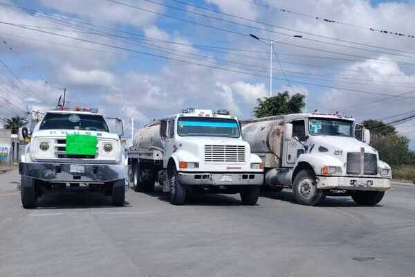 Unos 90 piperos suspendieron sus servicios y bloquearon la Tehuacán – Puebla, en protesta por los operativos contra pozos irregulares
