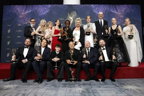 La 77ª edición de los Premios Emmy, presentada por Nate Bargatze, se transmitió en vivo por CBS desde el Peacock Theater en Los Ángeles