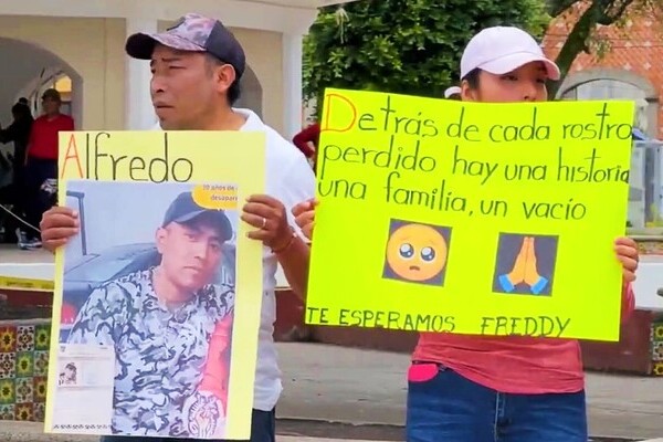 Autoridades del municipio de Amozoc salieron a hablar con los familiares que se manifestaron este viernes para atenderlos en sus oficinas