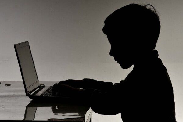 El fácil acceso a internet y a las plataformas de comercio ponen en riesgo a menores de edad, porque existen productos peligrosos e ilegales