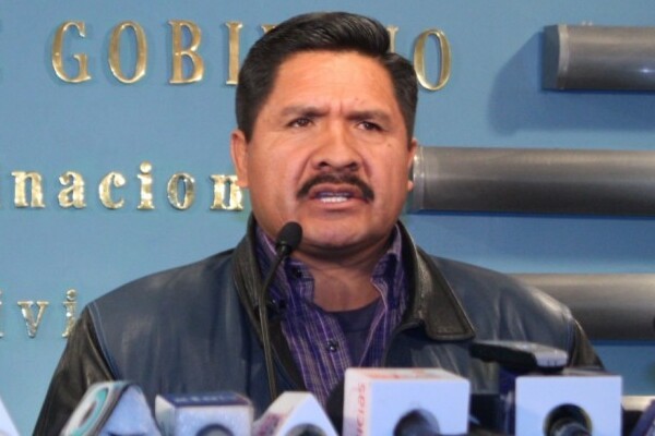 La noticia fue difundida por medios locales con fotografías de Felipe Cáceres detenido con una persona usando uniforme policial camuflado