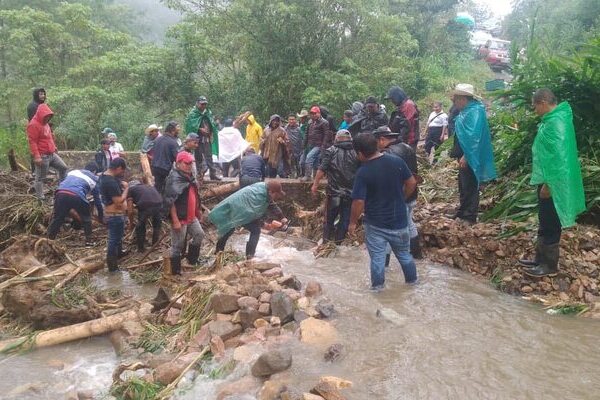 En los límites de Zongozotla y Huitzilan diferentes carreteras presentaron deslaves y derrumbes dejando a diversas poblaciones incomunicadas