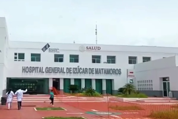 Hombre en situación de calle casi muere por comer salchichas para envenenar perros en Izúcar de Matamoros, Puebla