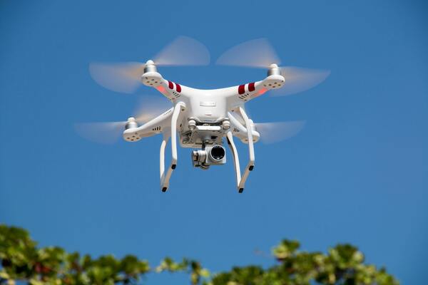 El operador antidrones activa la inhibición y el aparato comienza a presentar fallas en la transmisión de video y pierde control