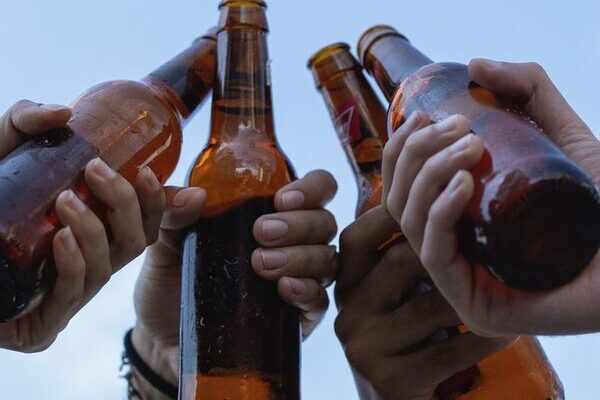 La campaña propone el aumento de los impuestos, pues es la medida más costo-efectiva para reducir los daños asociados al alcohol