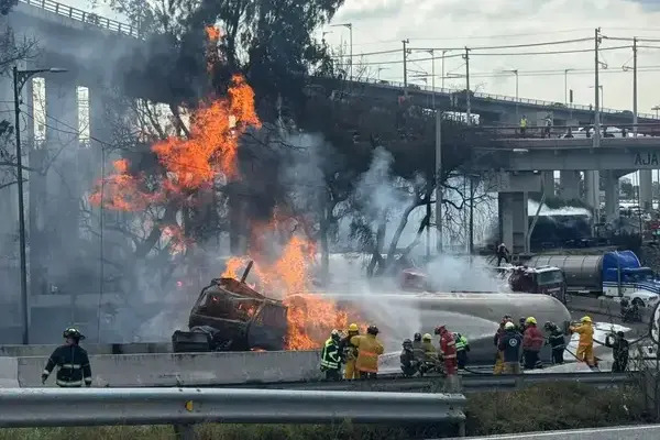 Se contabilizaron 28 vehículos siniestrados y se logró retirar la pipa que volcó y provocó la explosión, ya se resolvió el riesgo de la zona