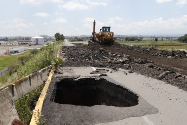 En dos semanas quedará rehabilitada zona del socavón en carretera al Aeropuerto Internacional “Hermanos Serdán” en Huejotzingo; se descarta daño estructural