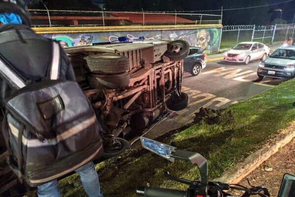 La unidad 39 de la Ruta 52 volcó sobre el Bulevar Xonacatepec, a la altura de la Secundaria Federal 4 en la zona de Amalucan en Puebla