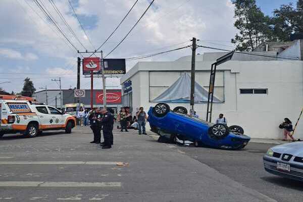 Automóvil terminó volcado tras choque entre la 105 poniente y 11 sur, en Puebla