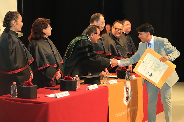14 Preside Rector de la UATx entrega de 957 títulos de licenciatura y posgrado (1)
