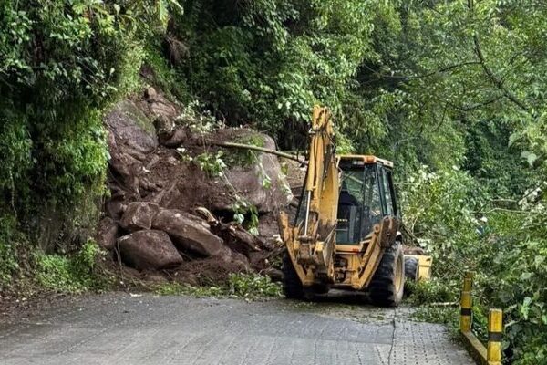 El titular de Infraestructura Estatal informó de los avances en la liberación de caminos afectados por deslaves y derrumbes en los municipios