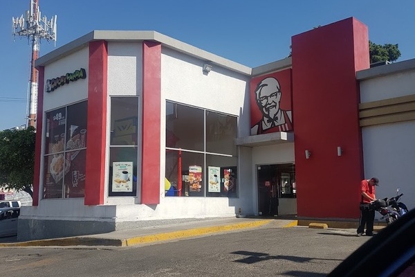 Clientes, repartidores y trabajadores del KFC de Belisario Domínguez vivieron minutos de terror, luego de que sujetos armados entraran a robar