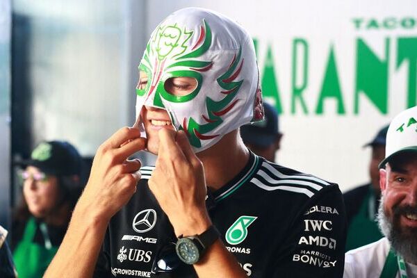 El piloto británico George Russell, integrante de Mercedes, decidió vivir la primera práctica libre como un aficionado más con una máscara